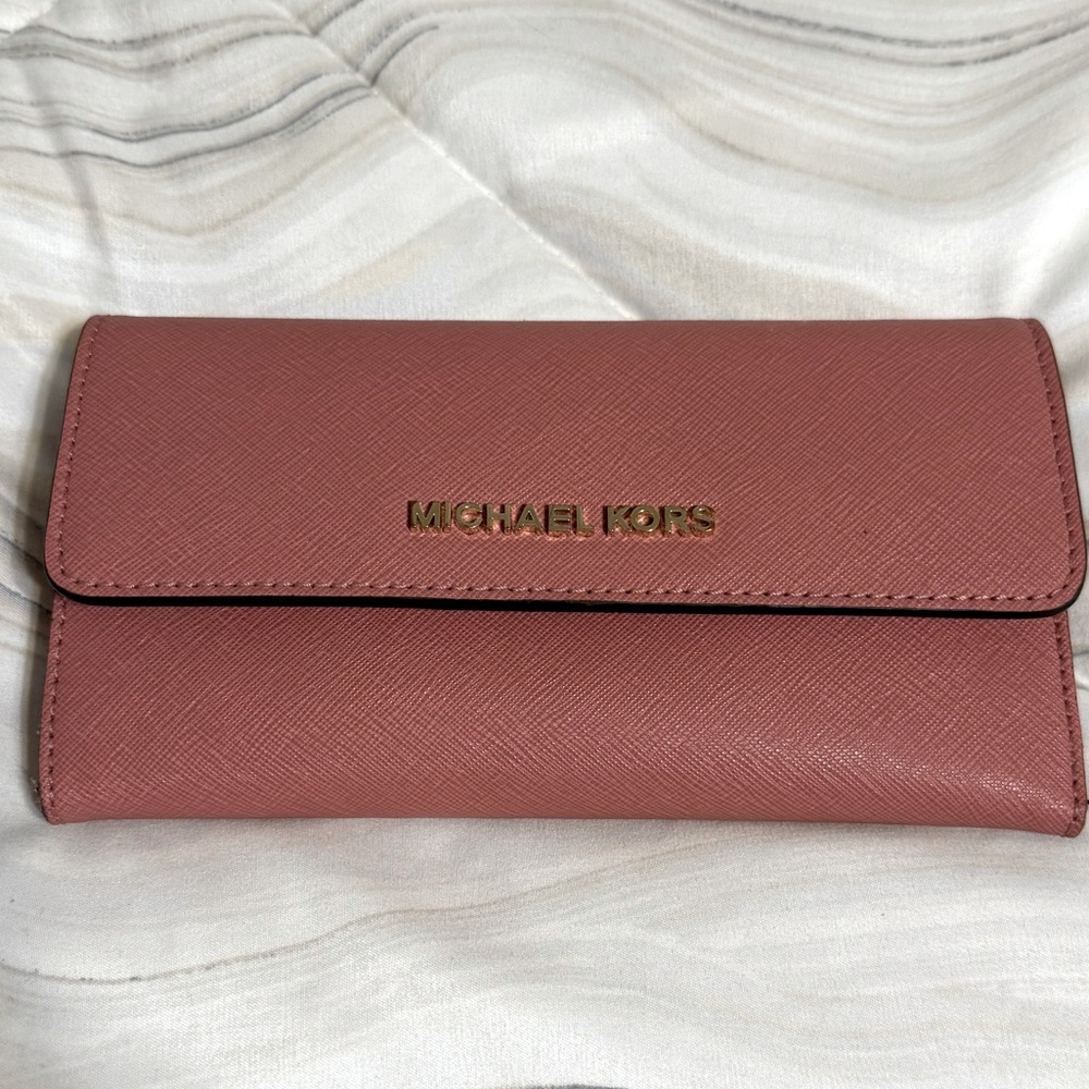 Michael Kors Wallet. Good shape. Gently used. All my items from smoke-free home.